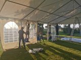 Opbouwen tent op sportpark 'Het Springer' (dag 2) (26/43)